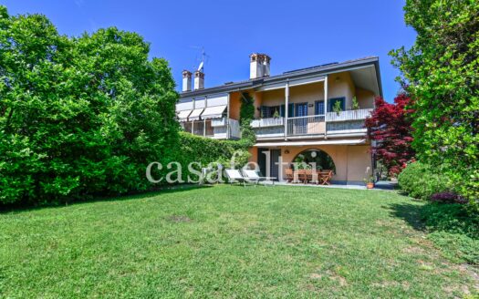 Villa di testa con giradino privato