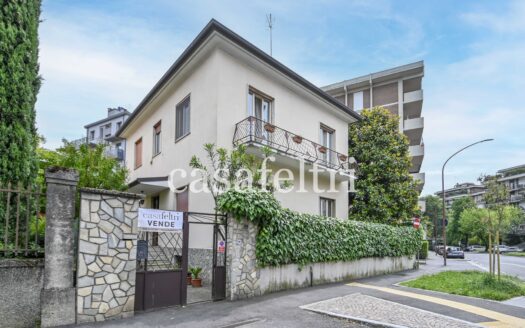 Villa singola con giardino, in zona centrale