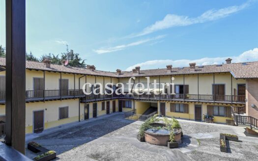 AMPIO APPARTAMENTO SU DUE LIVELLI CON BOX – CLASSE C